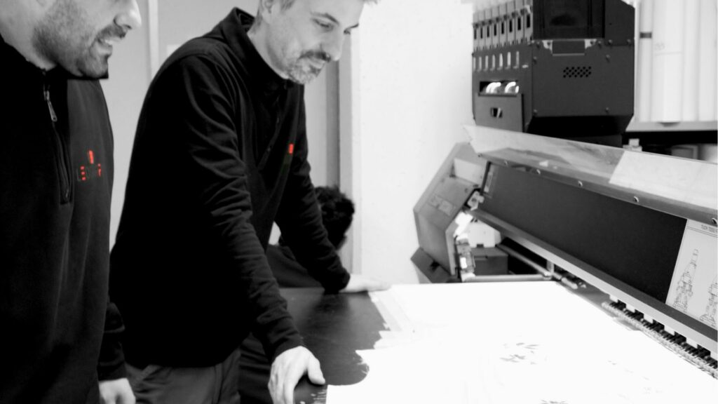 Serigrafia e Stampa digitale uomini davanti al macchinario